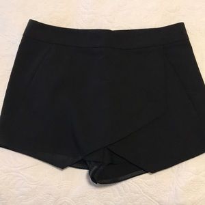Express shorts/skirt with crisscrossing detail